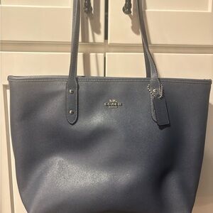 Coach leather tote bag in midnight blue